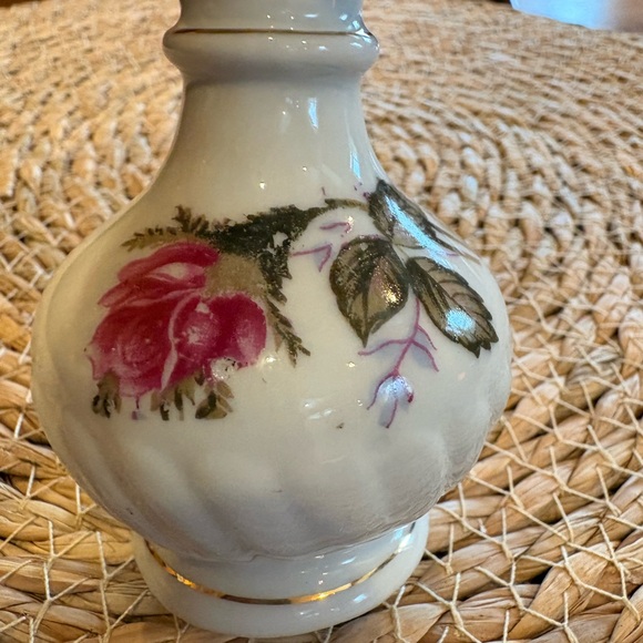 vintage porcelain "Moss Rose" bud vase made in Japan, Gold Trim (1950’s-1960’s) - Picture 3 of 11